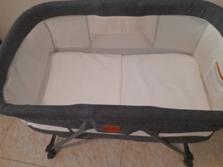 Minicuna bebé gris con ruedas