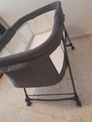 Minicuna bebé gris con ruedas