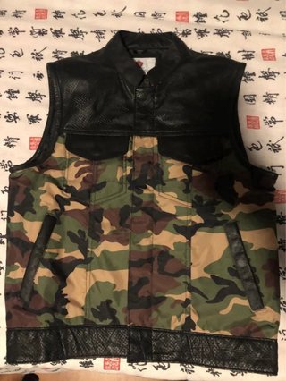 Chaleco motero camuflaje y cuero