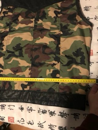 Chaleco motero camuflaje y cuero