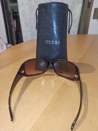 Gafas de sol originales GUESS. Color marrón.