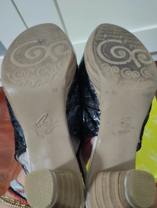 Zapatos abiertos Pitillos negros y amarillos