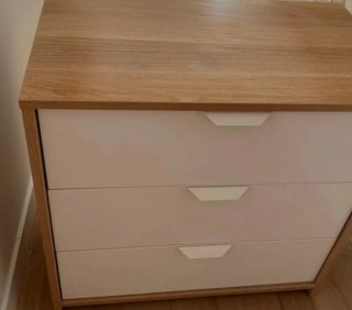 Cómoda de madera y blanco