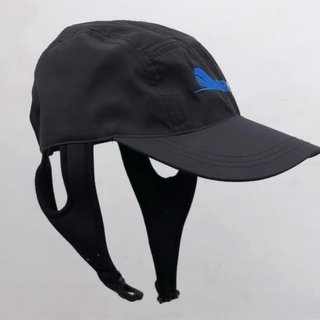 Gorra de surf negra.