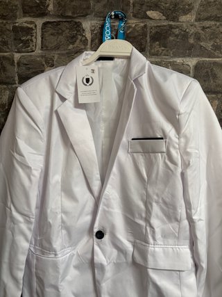 Traje blanco elegante