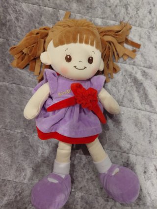 Muñeca de trapo con vestido morado
