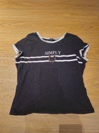 Camiseta negra con líneas blancas Simply Cute