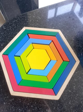Puzzle esagonale colorato per bambini