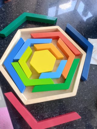 Puzzle esagonale colorato per bambini