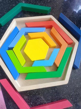 Puzzle esagonale colorato per bambini