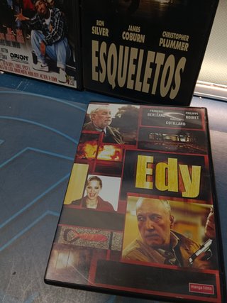 Lote de 8 DVDs con películas de drama, suspense y thriller.
