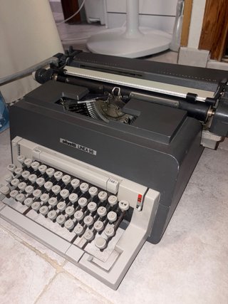 Máquina de escribir Olivetti Línea 98