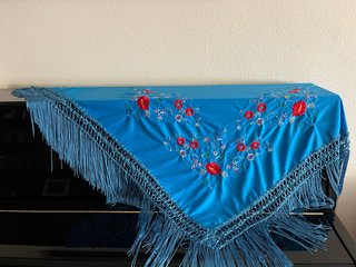 Mantón de Manila bordado azul y rojo