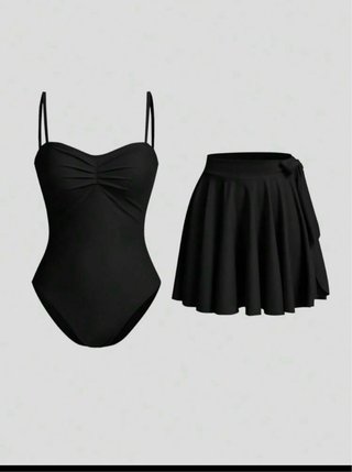 Costume intero con gonna nera