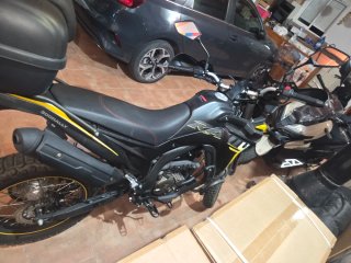 Moto Voge 300 Rally Negra y Amarilla