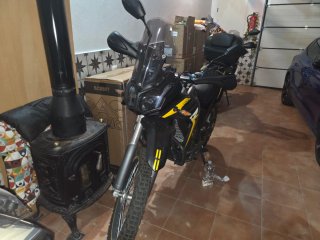 Moto Voge 300 Rally Negra y Amarilla