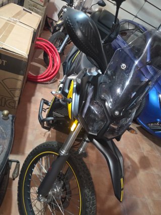 Moto Voge 300 Rally Negra y Amarilla