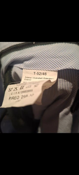 Traje verde con corbata