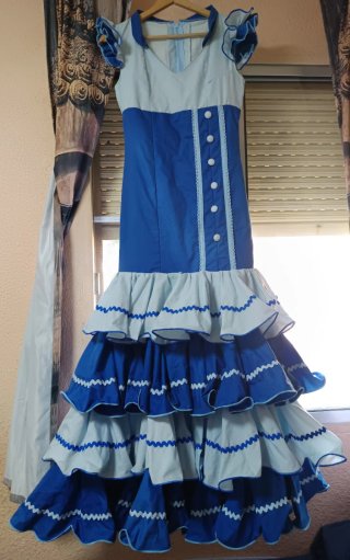 Traje de flamenca azul y blanco