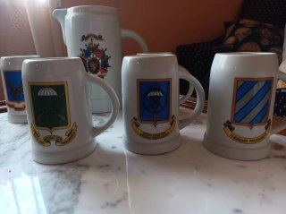 Caraffa e tazze in porcellana della brigata paracadutisti