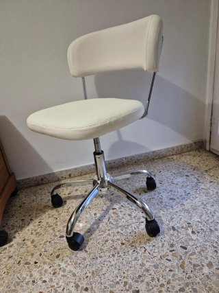 1 Silla de oficina blanca y plateada