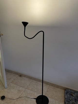 Lámpara de pie negra moderna