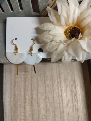 Pendientes hechos a mano dorados y blancos