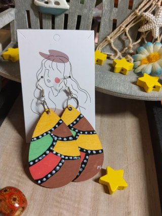 Pendientes de madera pintados a mano