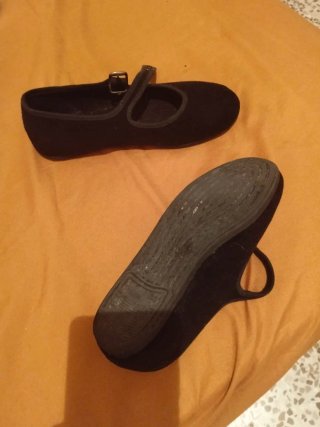 Zapatos planos rosas con tiras  Manolotinas negras