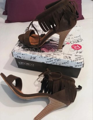Sandalias de tacón marrones con flecos
