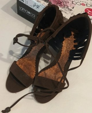 Sandalias de tacón marrones con flecos