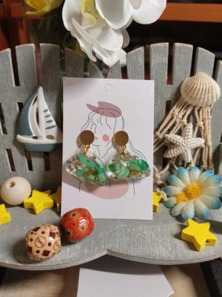Pendientes dorados con detalles verdes