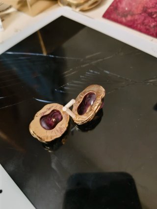 Pendientes dorados con piedra morada