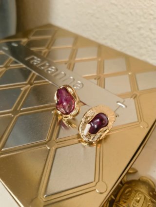 Pendientes dorados con piedra morada