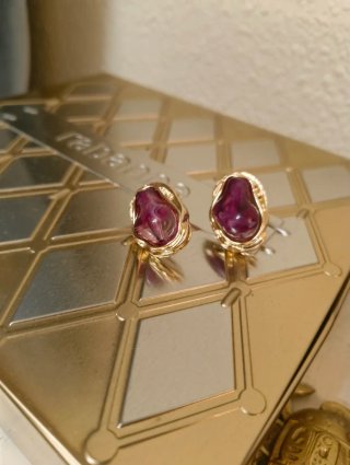 Pendientes dorados con piedra morada