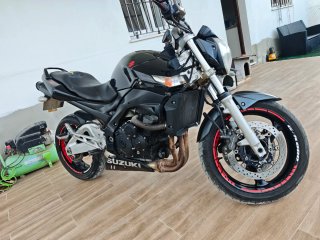Suzuki GSR 600 Negra