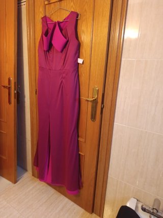 Vestido fiesta largo fucsia con abertura