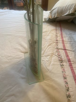Jarrón de cristal con piedras
