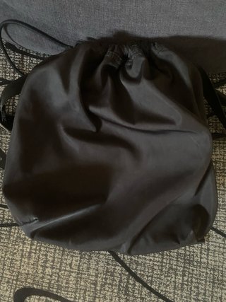 Bolso negro con cordón