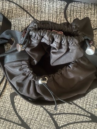 Bolso negro con cordón