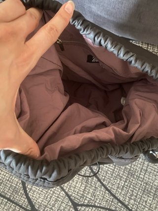 Bolso negro con cordón