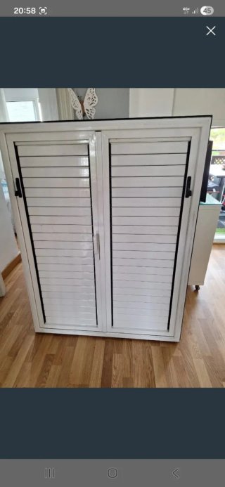 Ventana mallorquina blanca