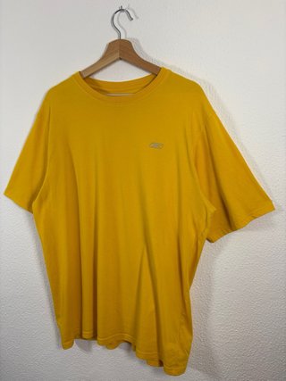 Camiseta amarilla con logo
