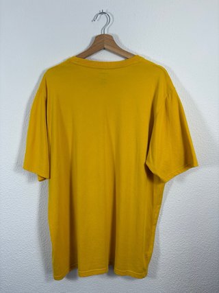Camiseta amarilla con logo