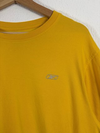 Camiseta amarilla con logo