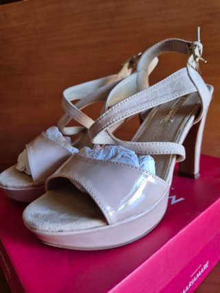 Zapatos de tacón beige de charol