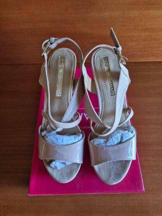 Zapatos de tacón beige de charol