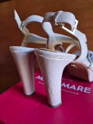 Zapatos de tacón beige de charol