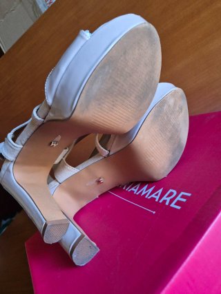 Zapatos de tacón beige de charol