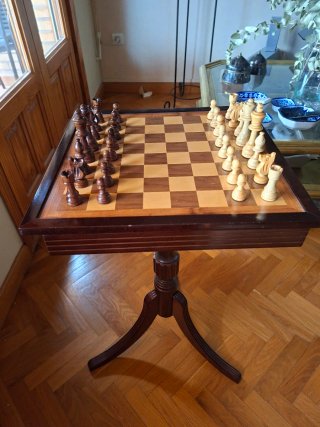 Mesa de ajedrez de madera con tablero reversible